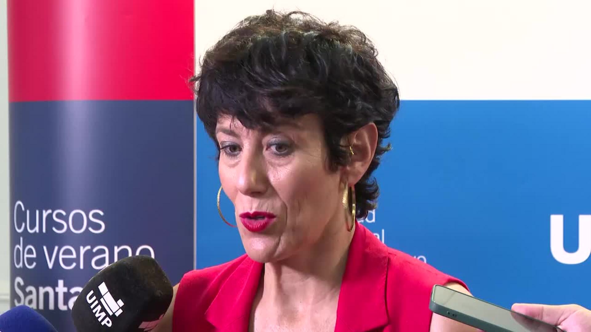 Elma Saiz traslada las "condolencias" y "solidaridad" a las víctimas del incendio de Almería