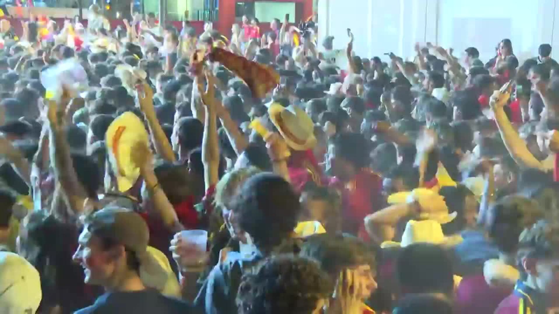 La plaza de Colón explota de alegría con la clasificación de España