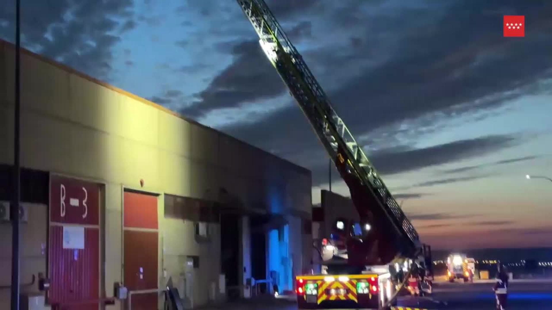 Once dotaciones de bomberos intervienen en el incendio en una nave en el polígono de Ramarga