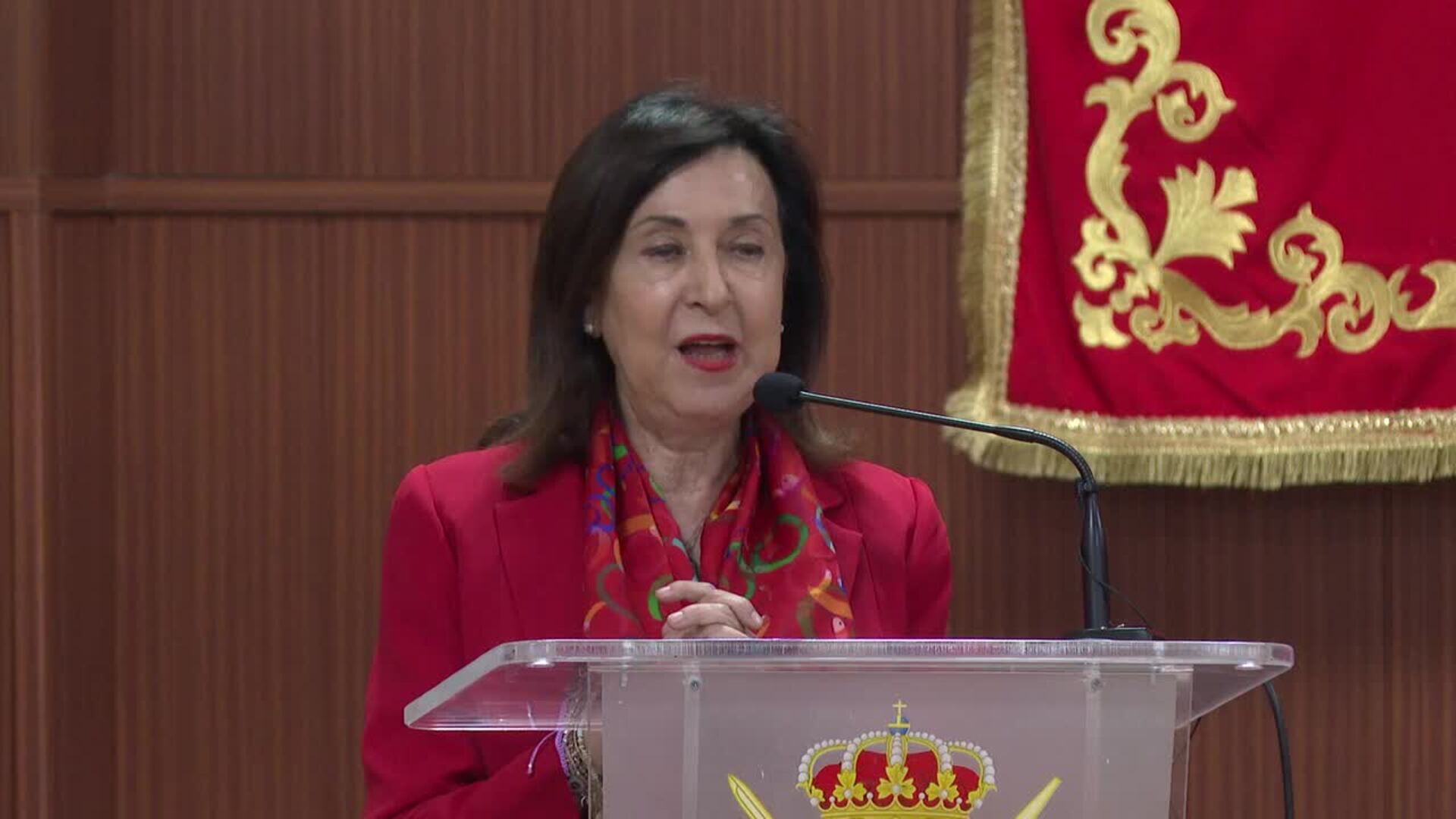 Robles entrega la Cruz al Mérito Militar a Ana María Serra, madre de una sargento fallecida