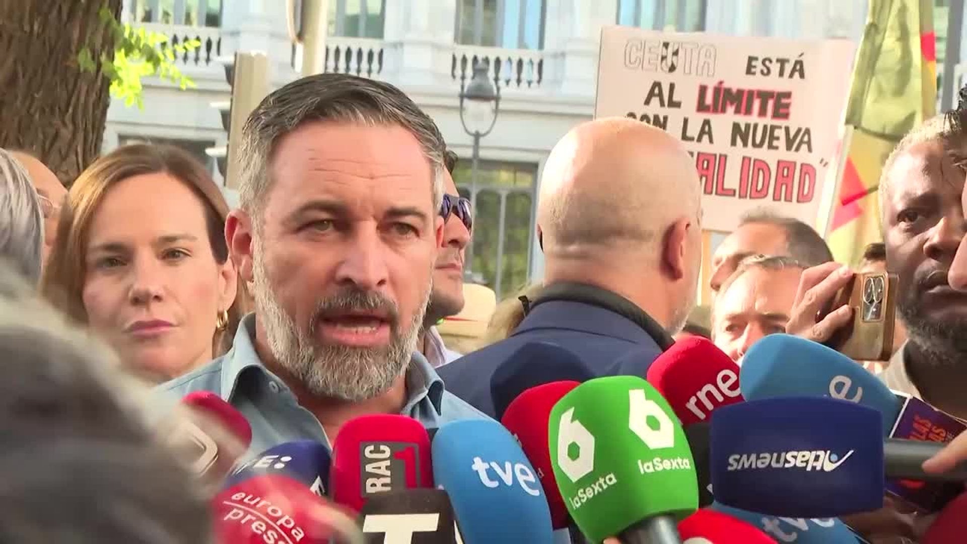 Unas 20.000 personas recorren el centro de Madrid en apoyo a Ceuta y para exigir elecciones ya