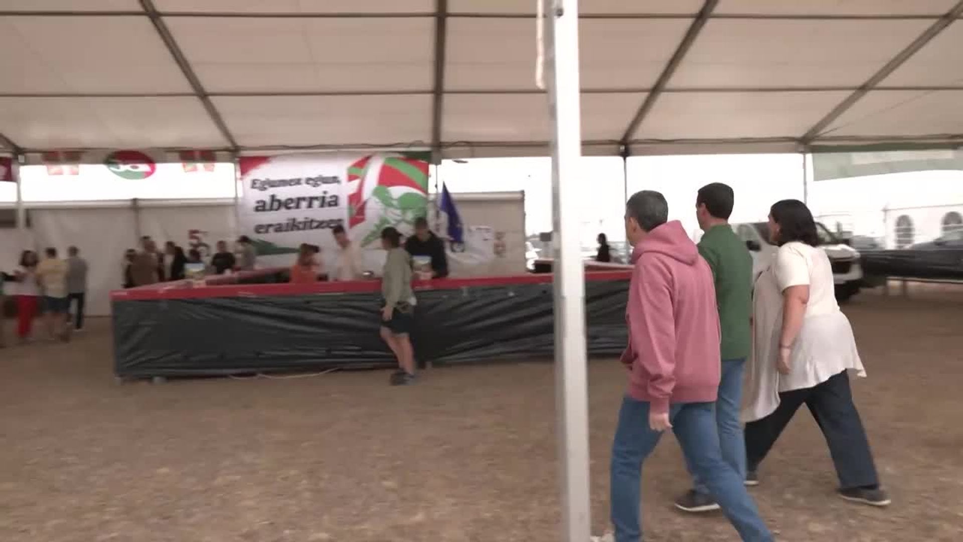 Esteban y Pradales visitan el montaje del 'Alderdi Eguna' del PNV