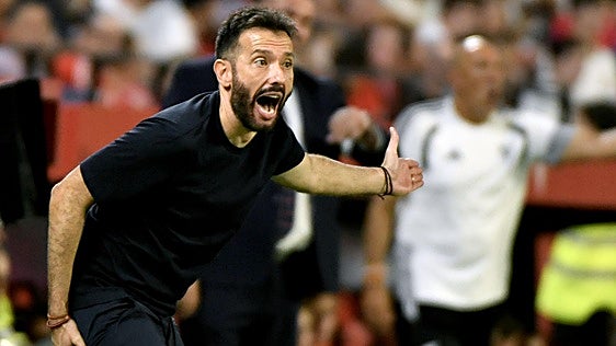 El Valencia fulmina a Corberán y ficha a Braulio como director deportivo antes de visitar Mendizorroza