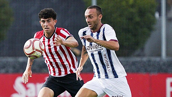 El brazalete especial con guiño a Puppy que el Real Avilés regaló al Bilbao Athletic