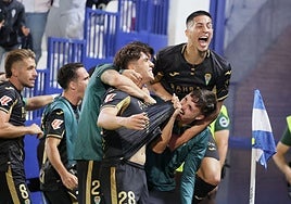 Eder García celebra el gol del pasado viernes con sus compañeros del Córdoba.