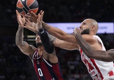 Markus Howard pelea por un rebote con Evan Fournier, del Olympiacos, en el partido del jueves.