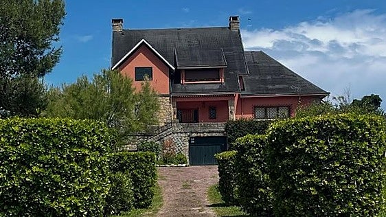 Convierte la casa de sus abuelos sobre un acantilado de Bakio en un refugio único con acceso privado a la playa
