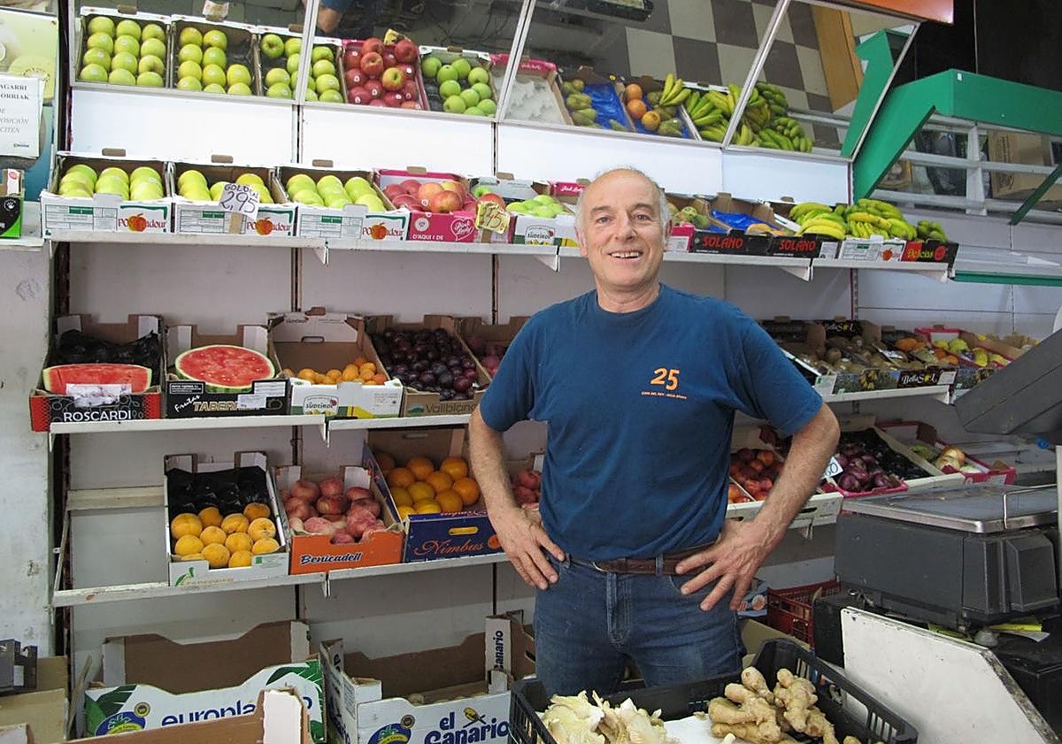 Emilio Alfonso, cuarenta años despachando frutas y hortalizas en el mercado de Sagarminaga con su habitual buen humor.