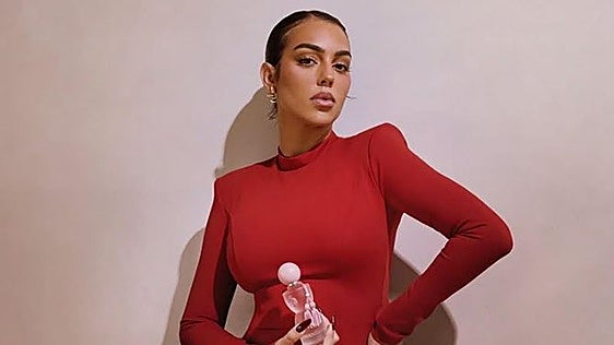 Georgina Rodríguez sorprende con su manicura de novia: abandona sus uñas XL y se suma a la tendencia del verano