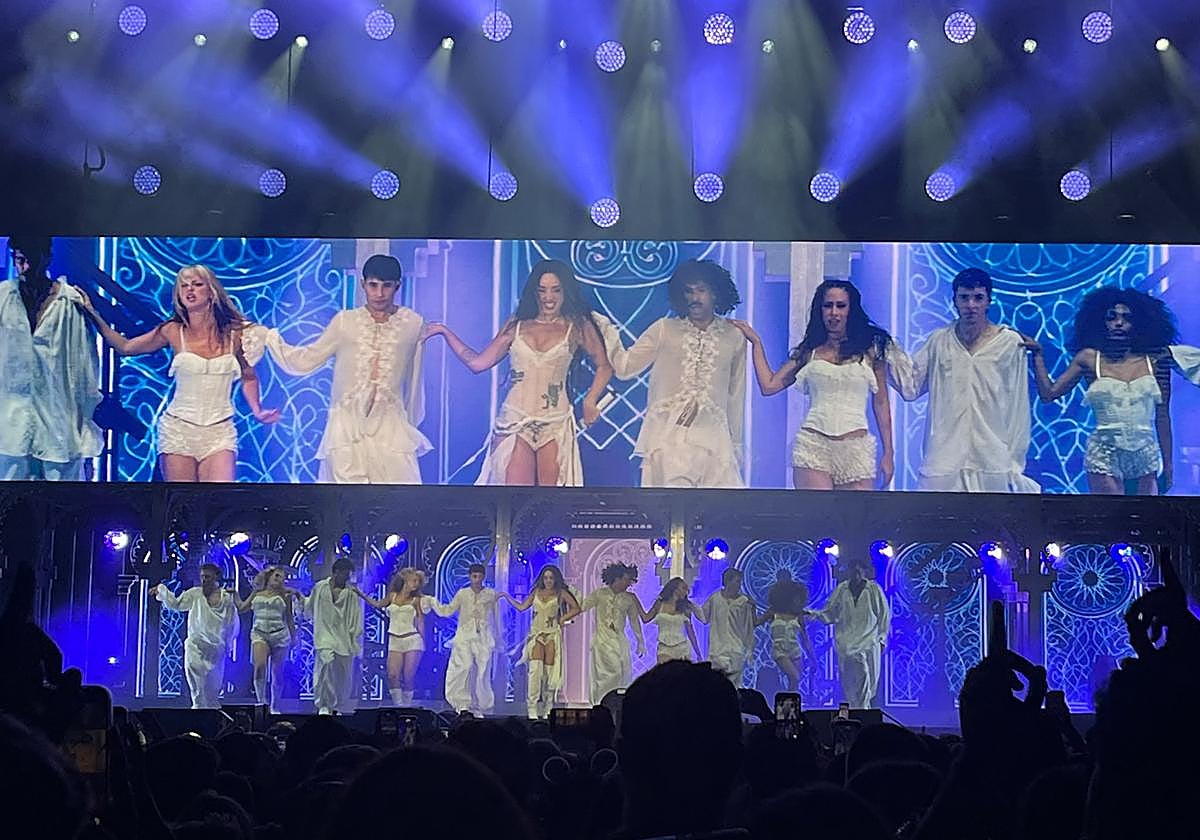Lola Índigo vuelve a enamorar al público vizcaíno con su gira “Romance de 1 Noche de Verano”