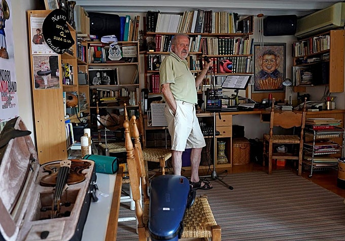 El músico en el estudio de su casa bilbaína.