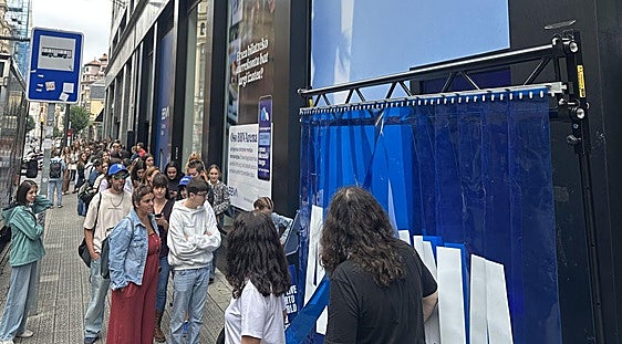 La tienda de Aitana desata la locura en Bilbao: «Hemos hecho más de una hora de cola para entrar»