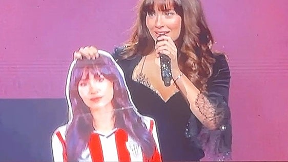 Aitanas de cartón vestidas del Athletic, lauburus y pañuelos de Aste Nagusia en su primer concierto en el BEC