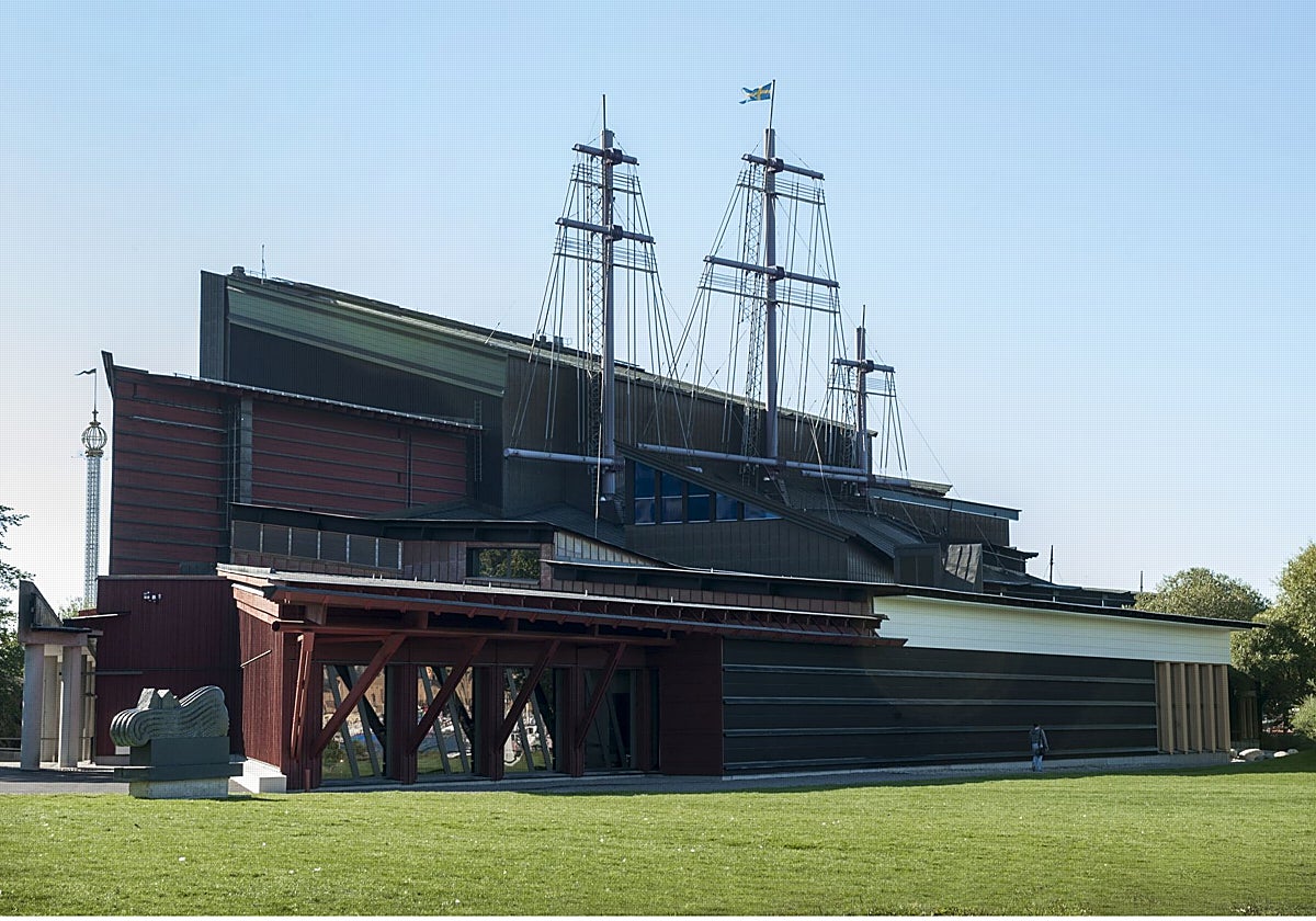 Fachada del museo, de 33 metros de altura y coronado por tres mástiles.