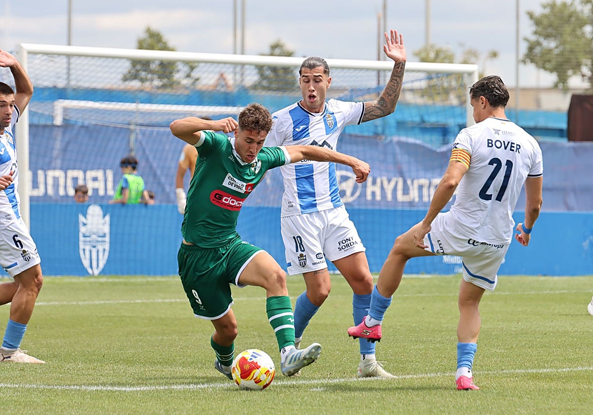 Xavi Sola entre varios jugadores del Atlético Baleares en el play-off de ascenso.