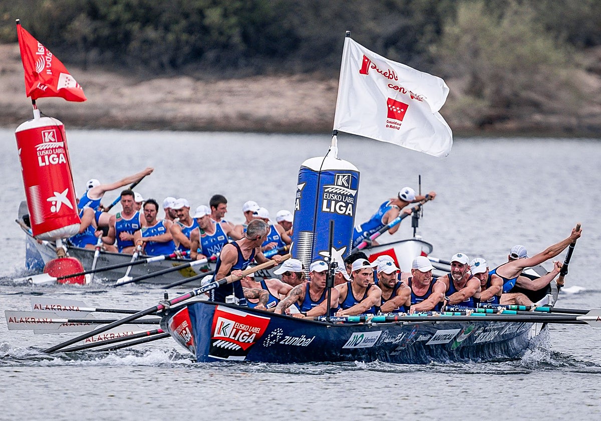 Urdaibai, en primer plano, y Donostiarra realizan una de las cinco ciabogas de la regata disputada el domingo en Buitrago del Lozoya.