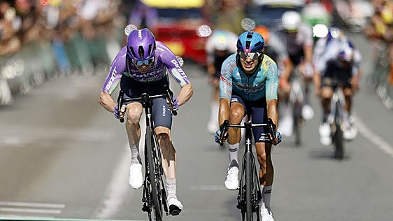 El Tour aúpa a Schmid en otra etapa a 50 por hora