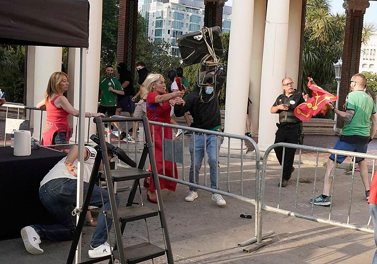 La Ertzaintza identifica a uno de los manifestantes.