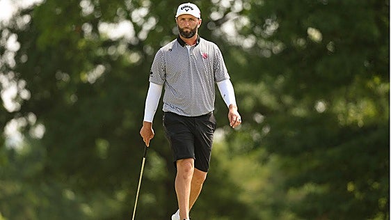 Un irreconocible Rahm tiene a tiro el anillo de campeón del LIV tras los favores de DeChambeau