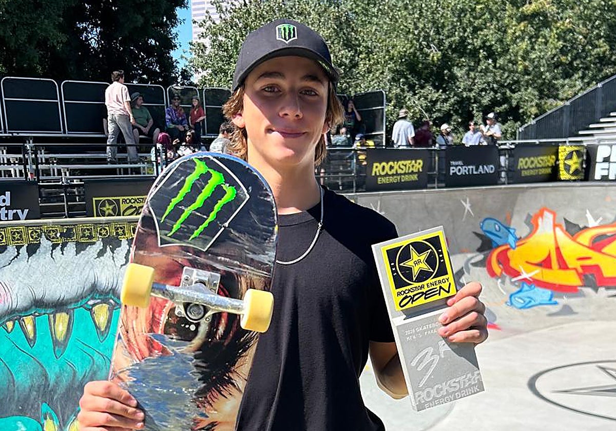 Egoitz Bijueska posa con el trofeo del tercer puesto del Rockstar de Portland.