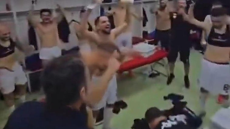 Celebración surrealista en Albania: reparte fajos de billetes a sus futbolistas por superar una eliminatoria de la Conference