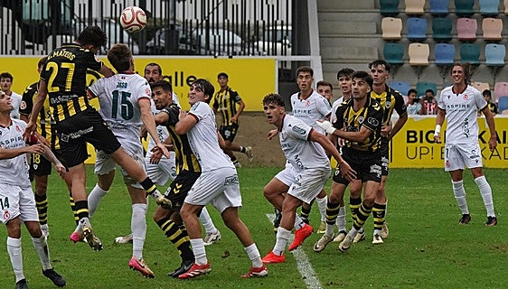 Al Barakaldo solo le faltó el gol en un exigente estreno