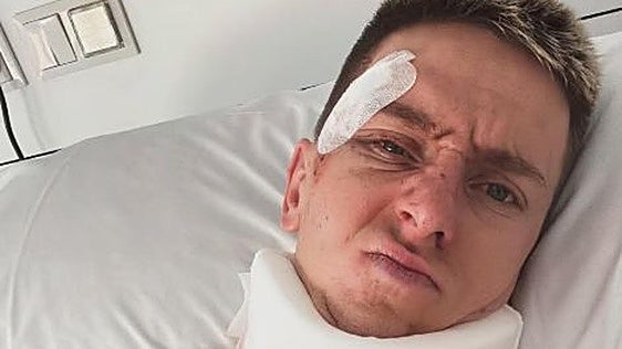 Pogacar reaparece desde el hospital al ritmo de 'Stayin' Alive' tras su dura caída en La Vuelta