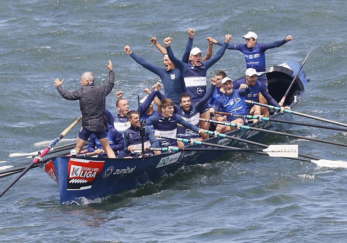 La tripulación de Bermeo Urdaibai celebra la victoria en la Bandera de Getxo el pasado 26 de julio.