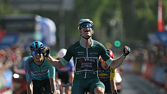 Van Aert atrapa una etapa inflamable en Córdoba