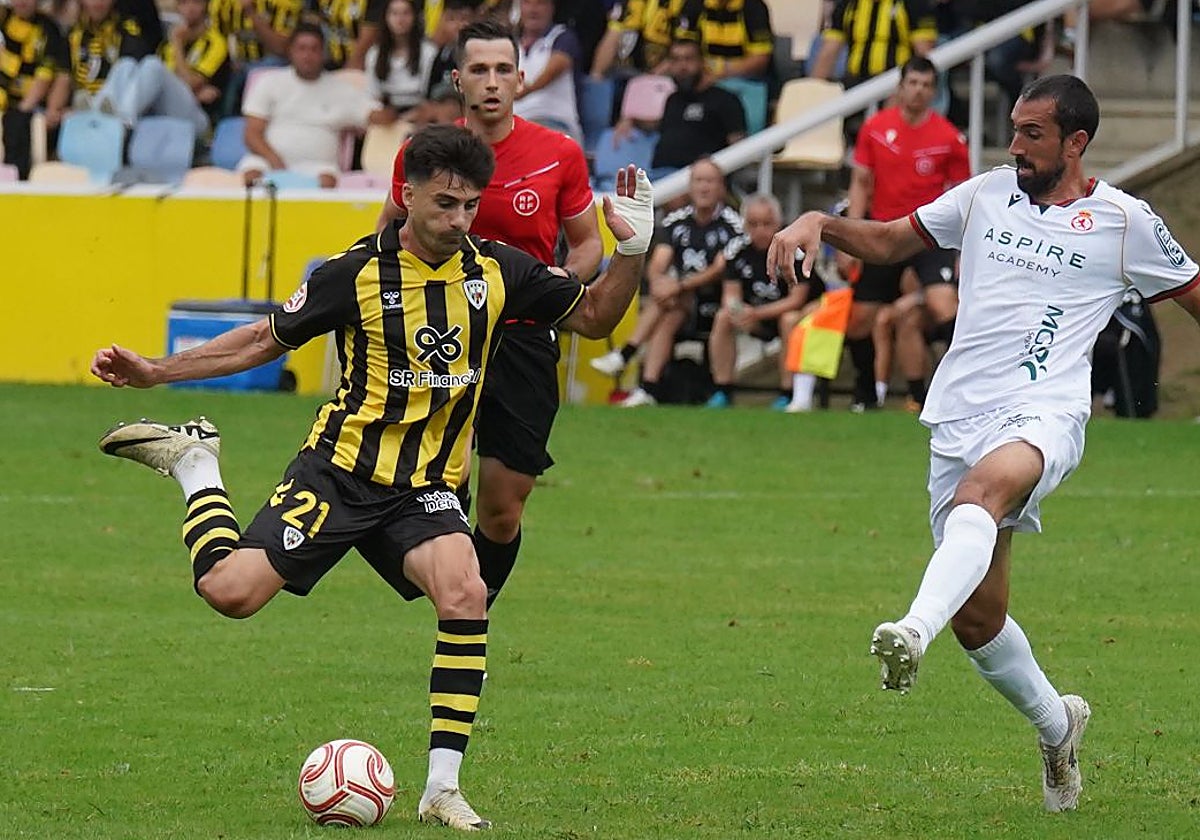 Xemi Fernández maneja el balón en el primer partido contra la Cultural Leonesa.