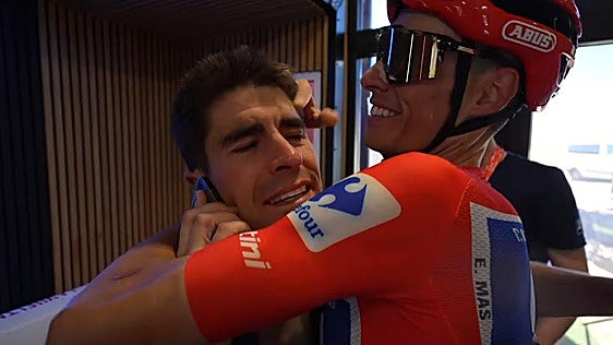 Del abrazo con Aru al cariño del Movistar: catarata de felicitaciones a Mikel Landa