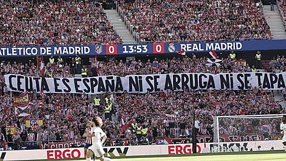 La afición del Atlético mete el dedo en la llaga en la polémica de las camisetas: «Ceuta es España, ni se arruga ni se tapa»