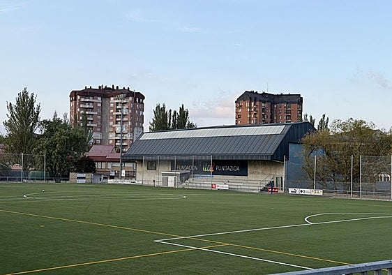 El terreno de juego de Adurtzabal, que reabrirá sus puertas el lunes, cuenta con un césped artificial de última generación.