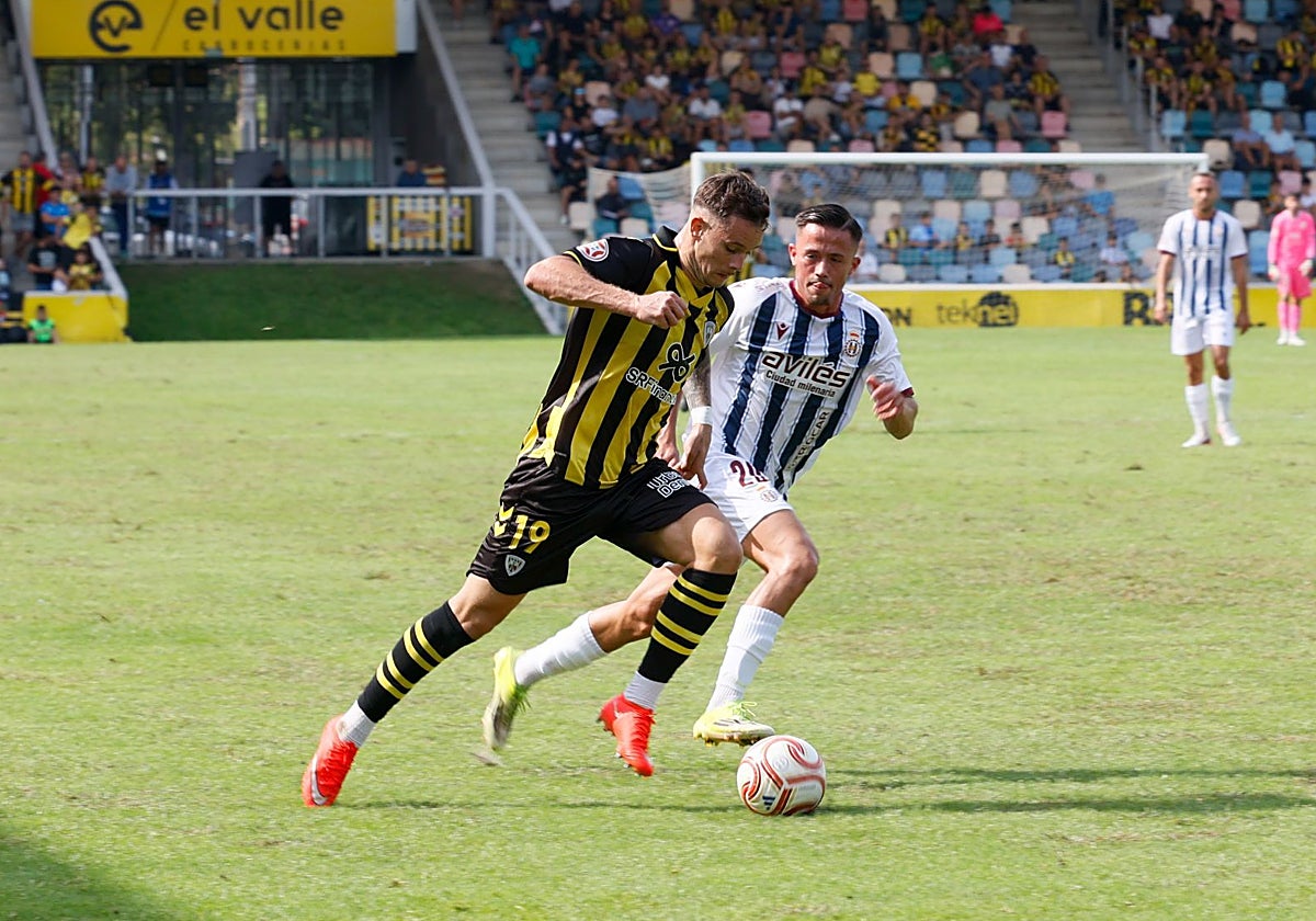 Ángel Troncho tratara de superar a Osky durante el partido entre el Barakaldo y el Real Avilés.