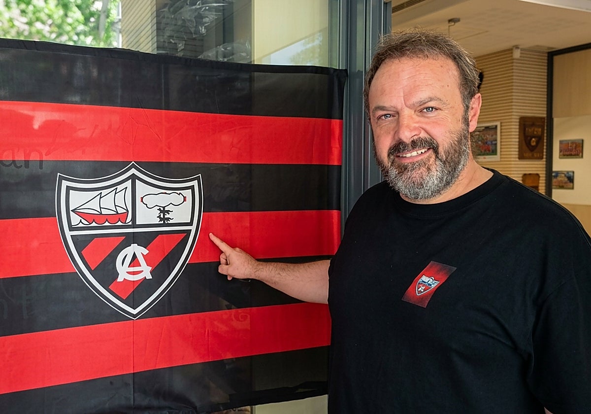 Koldo, a las puertas de las oficinas del club en Gobela.