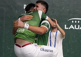 Lizeaga y Elorz celebran la medalla de oro tras superar a Canabal y Apezetxea.