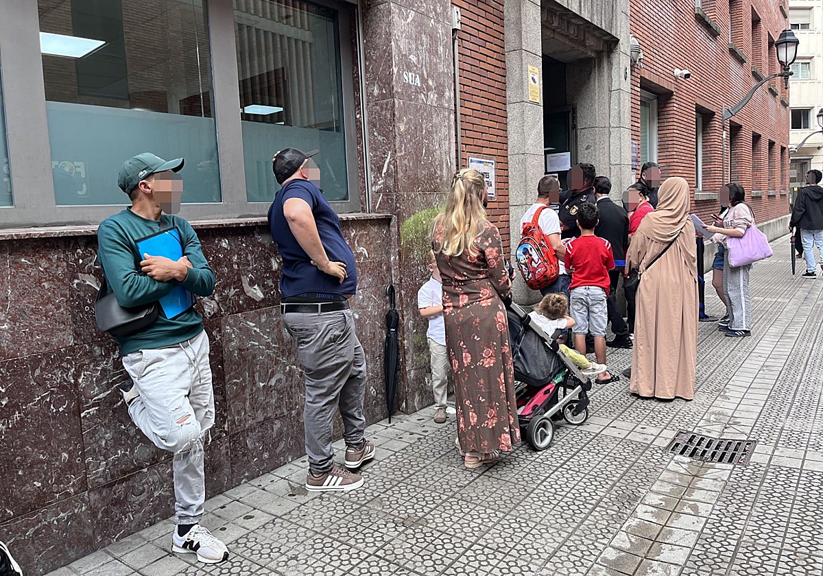 Cola para registrar las huellas en las oficinas de la Policía Nacional en Bilbao.
