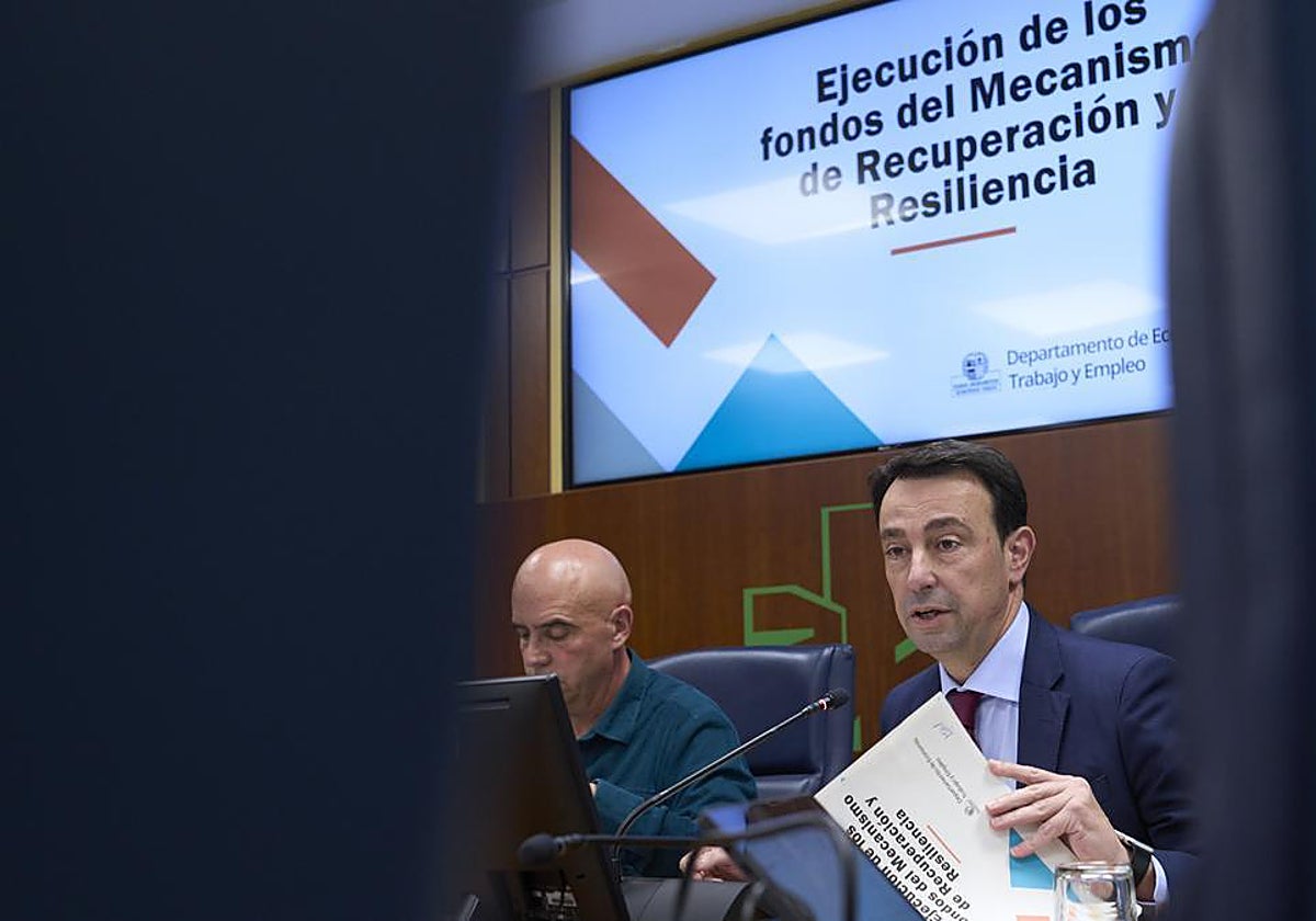 El vicelehendakari y consejero de Economía y Empleo, Mikel Torres, en una comparecencia en el Parlamento vasco
