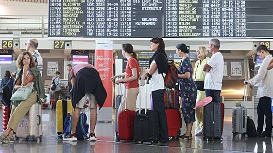 Cazan por sus vuelos desde Loiu a una mujer que engañó a Lanbide para cobrar 15.000 euros de la RGI