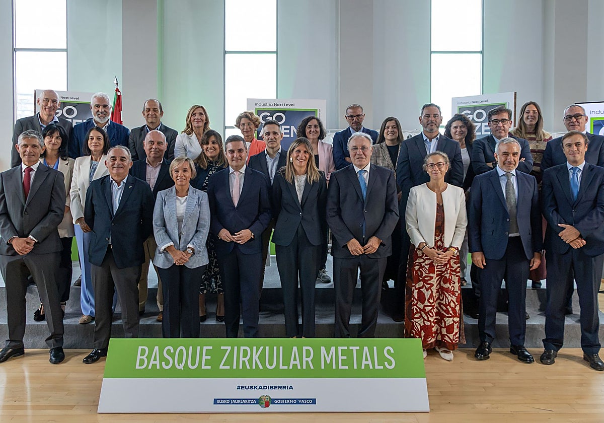 El consejero de Industria, Mikel Jauregi, en una foto de familia con las industrias y asociaciones que han colaborado en el programa.