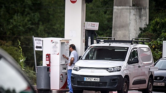 La subida de los carburantes, las legumbres y el pescado tensionan el bolsillo de los vascos