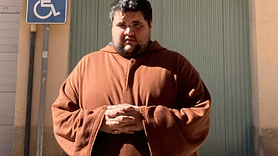 Álvaro Muñoz, el niño del vídeo viral de la piscina de Teruel, quiere ser sacerdote