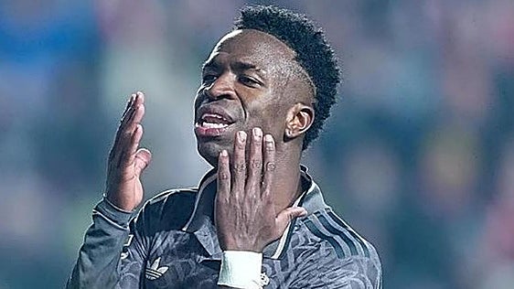 Vinicius sorprende a todos con un nuevo rostro tras su armonización de mentón