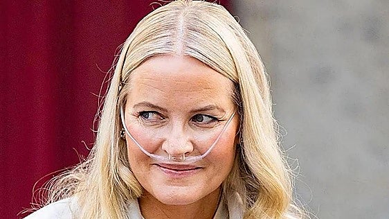 Preocupa la salud de la reina Mette-Marit, ausente en la coronación de su marido Haakon VIII