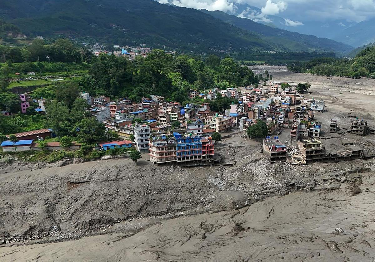 Los vídeos más impactantes de la brutal riada en la frontera entre Nepal y Tíbet