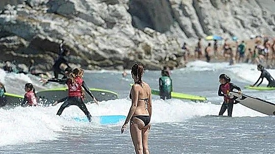 Las escuelas de surf de Sopela llevan a los tribunales el modelo de licitación municipal