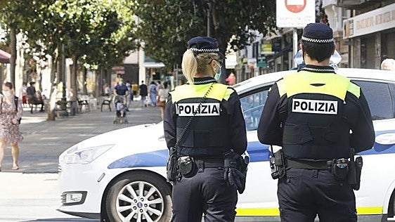 Dos detenidos por robar prendas valoradas en mil euros en un comercio de Vitoria
