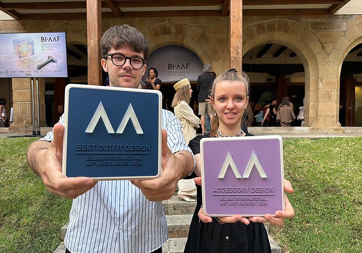 Lan Krebs y Sara Genin muestras sus galardones.