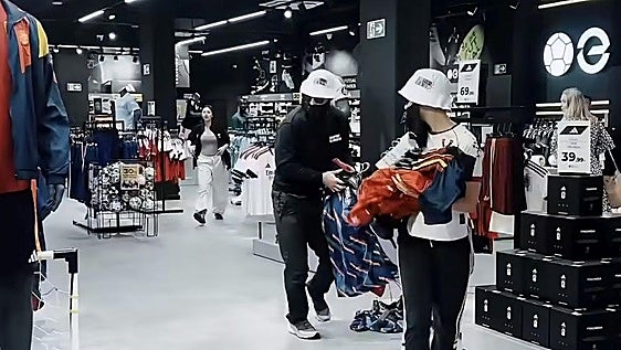 Todos los grupos municipales de Vitoria salvo Bildu condenan el robo de camisetas de España y la agresión a una persona por llevarla