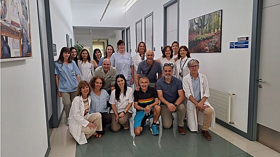 Un nuevo cuadro del proyecto solidario 'Héroes con Arte' decora el ambulatorio de Etxebarri
